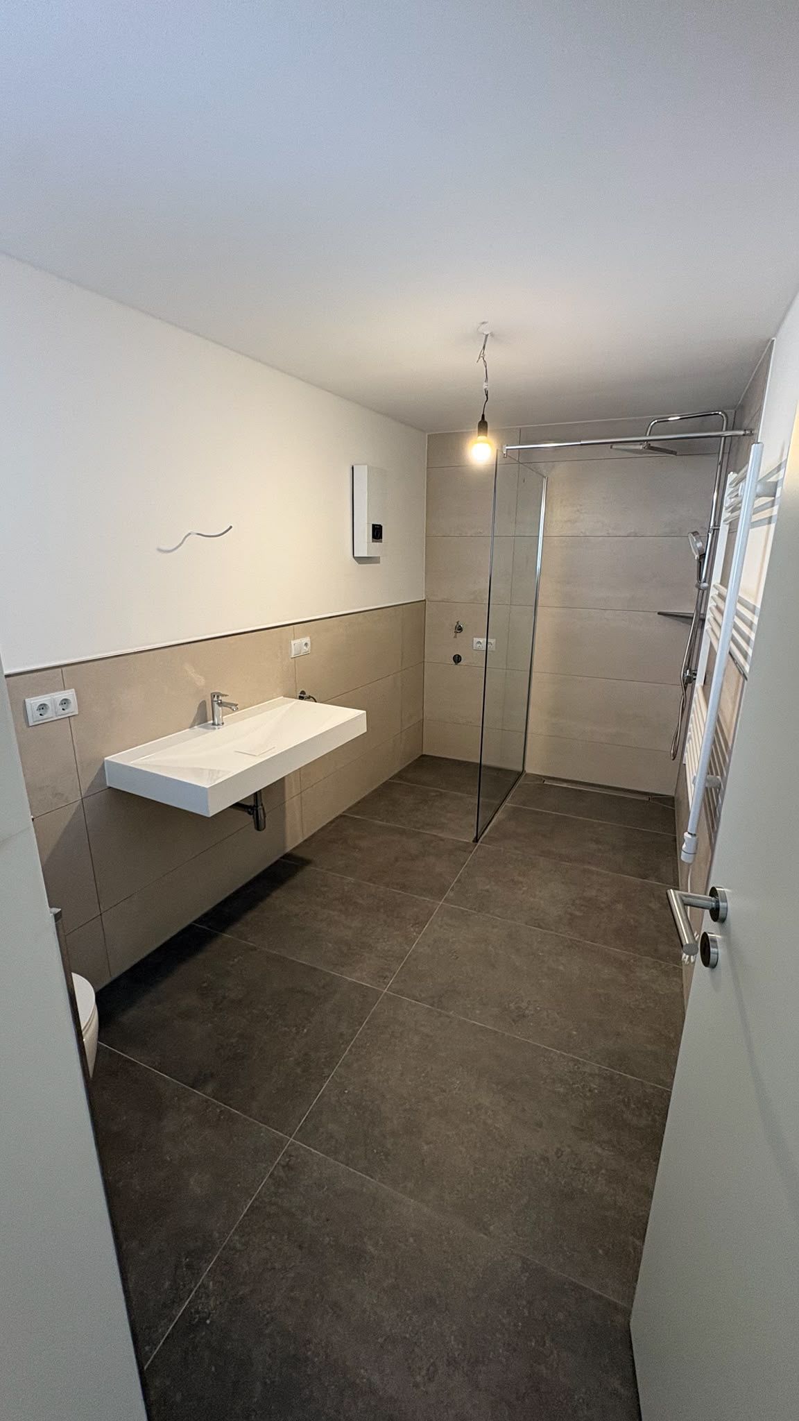 Modernes Bad mit bodengleicher Dusche, Wohnung 1 Hahnstätten