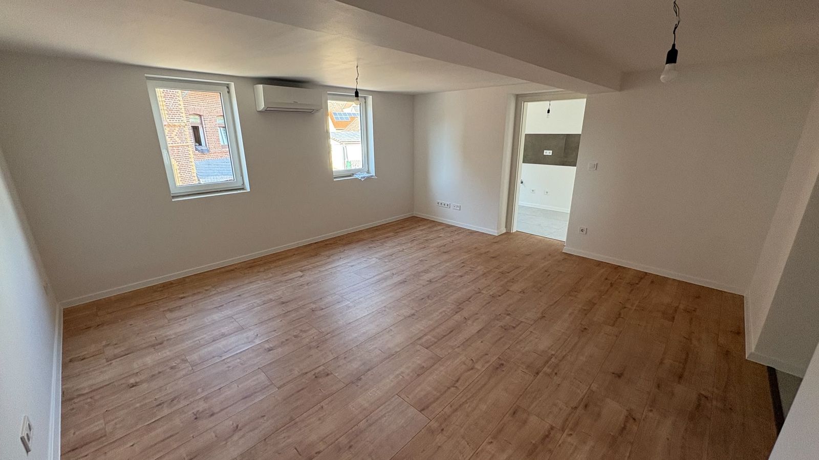 Wohnraum mit Klimagerät und Eichenboden