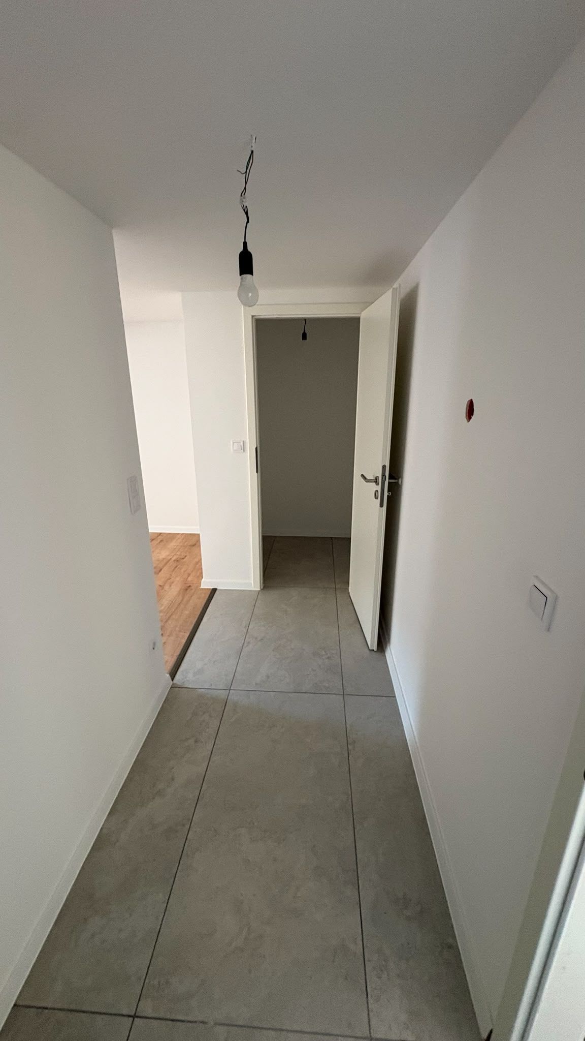 Heller Wohnraum mit Eichenboden und zwei Fenstern, Wohnung 3 Hahnstätten